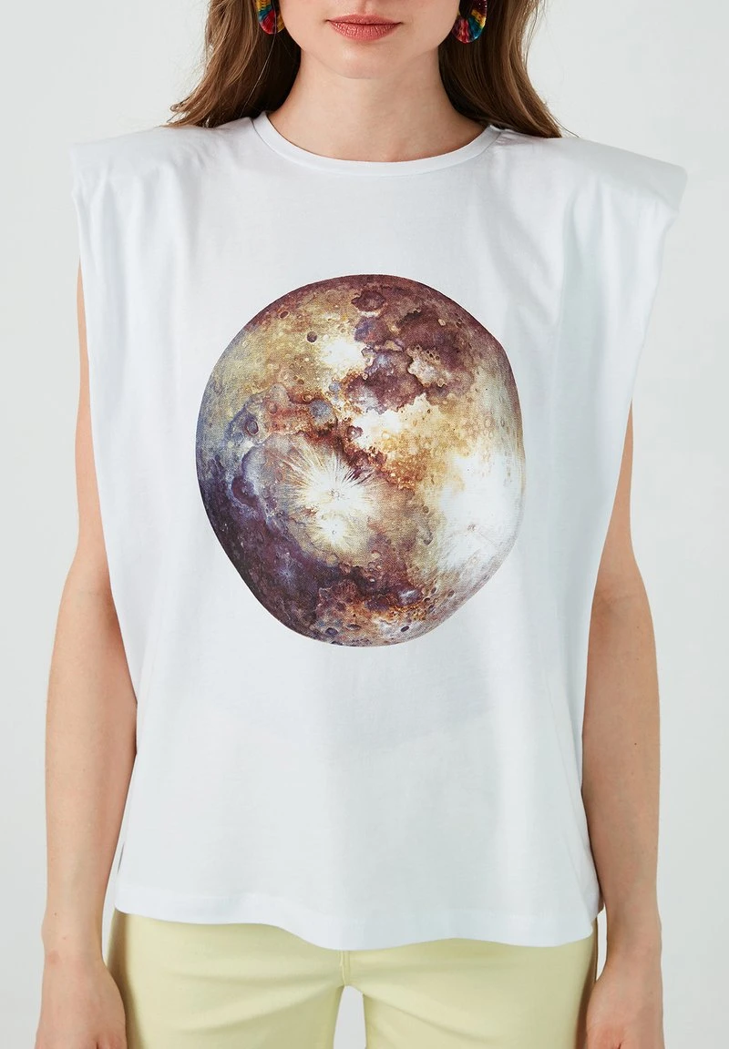 LELA Camiseta Estampada - White , Mujer 4 LELA Camiseta Estampada - White , Mujer - Imagen 4