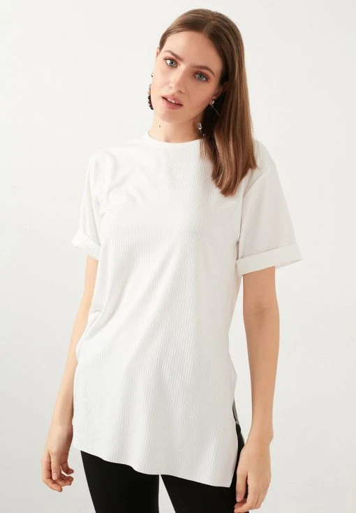 LELA OVERSIZE CREW NECK SLIT DETAILED - Blusa - Ecru , Mujer -LELA Tienda 029987bc2ba64b19a5e8242f49322f95