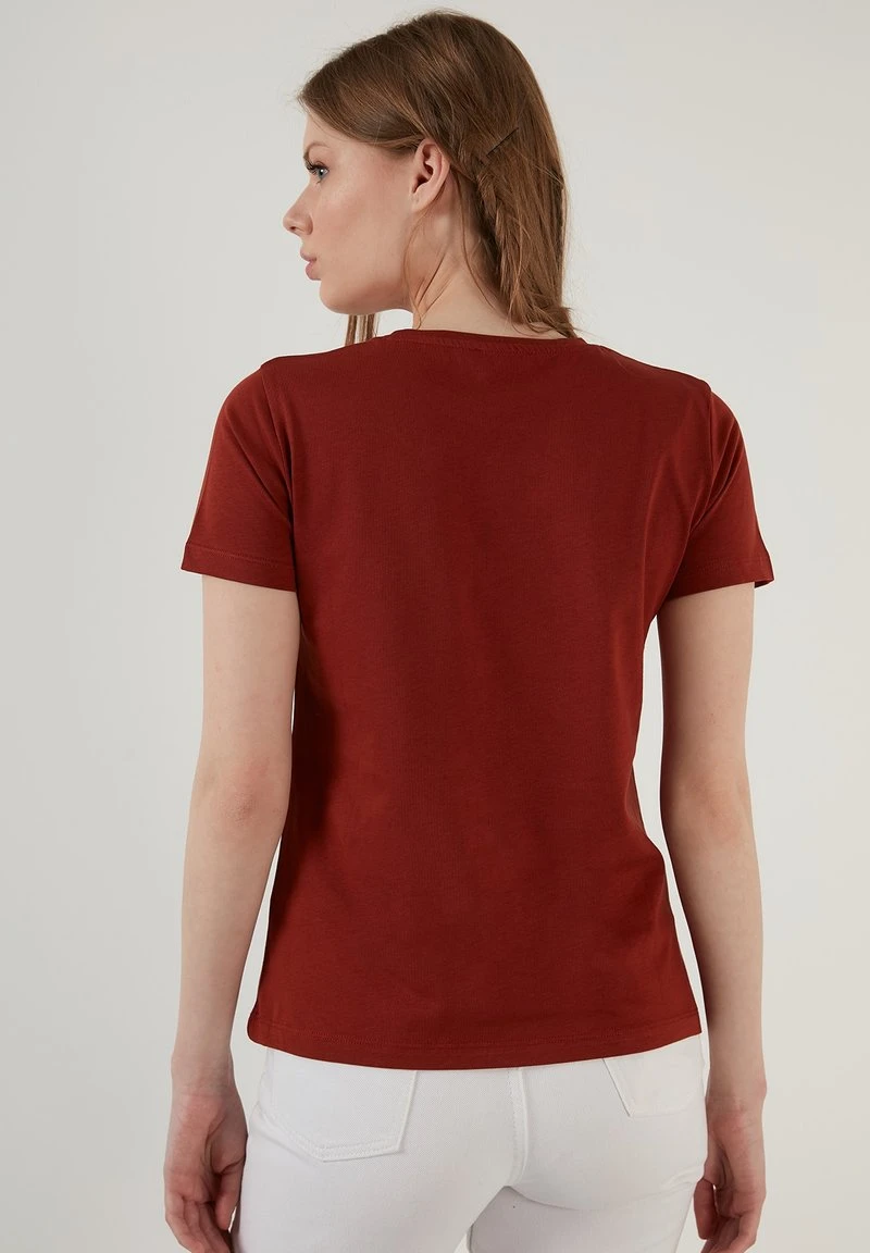 LELA Camiseta Estampada - Brick Red , Mujer 2 LELA Camiseta Estampada - Brick Red , Mujer - Imagen 2