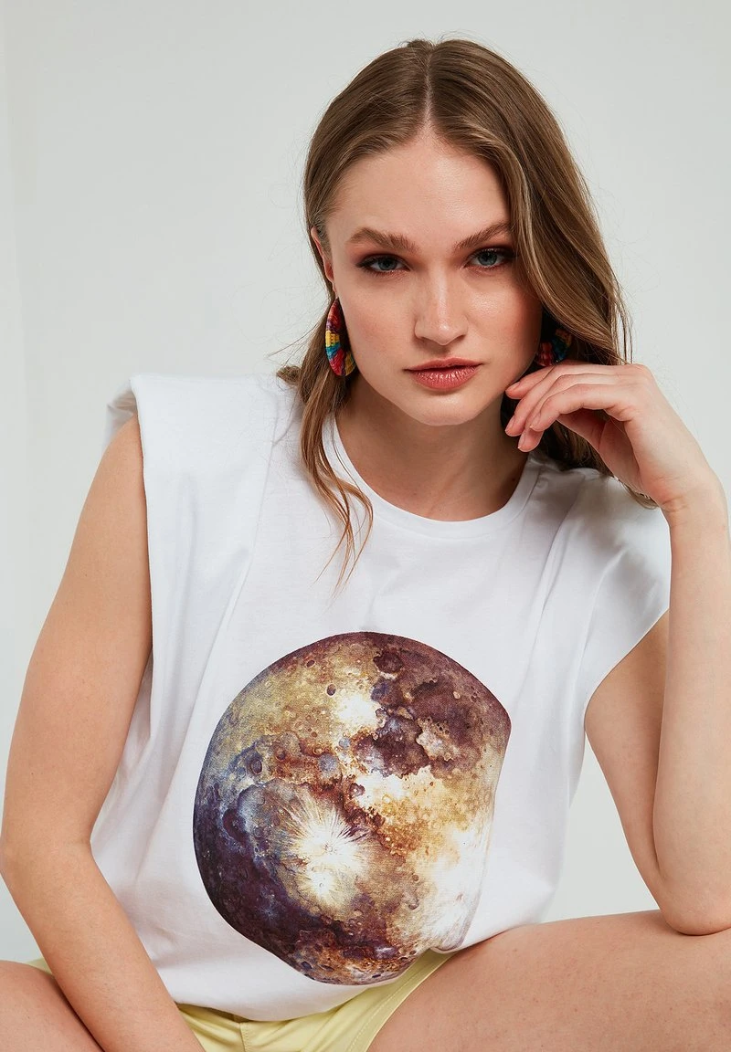 LELA Camiseta Estampada - White , Mujer 3 LELA Camiseta Estampada - White , Mujer - Imagen 3