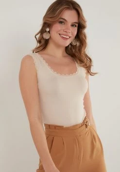LELA SQUARE NECK LACE DETAILED ATHLETE - Top - Stone Colored, Mujer -LELA Tienda 0f17f056d9194bf8bcf8058d43f1d55f