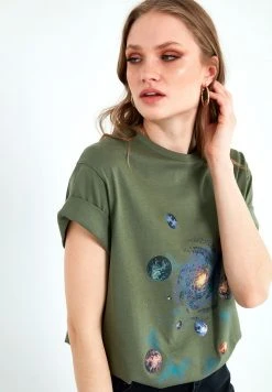 LELA Camiseta Estampada - Khaki , Mujer -LELA Tienda 0f44103d89494927bfd0ee0cb7c3b1f3