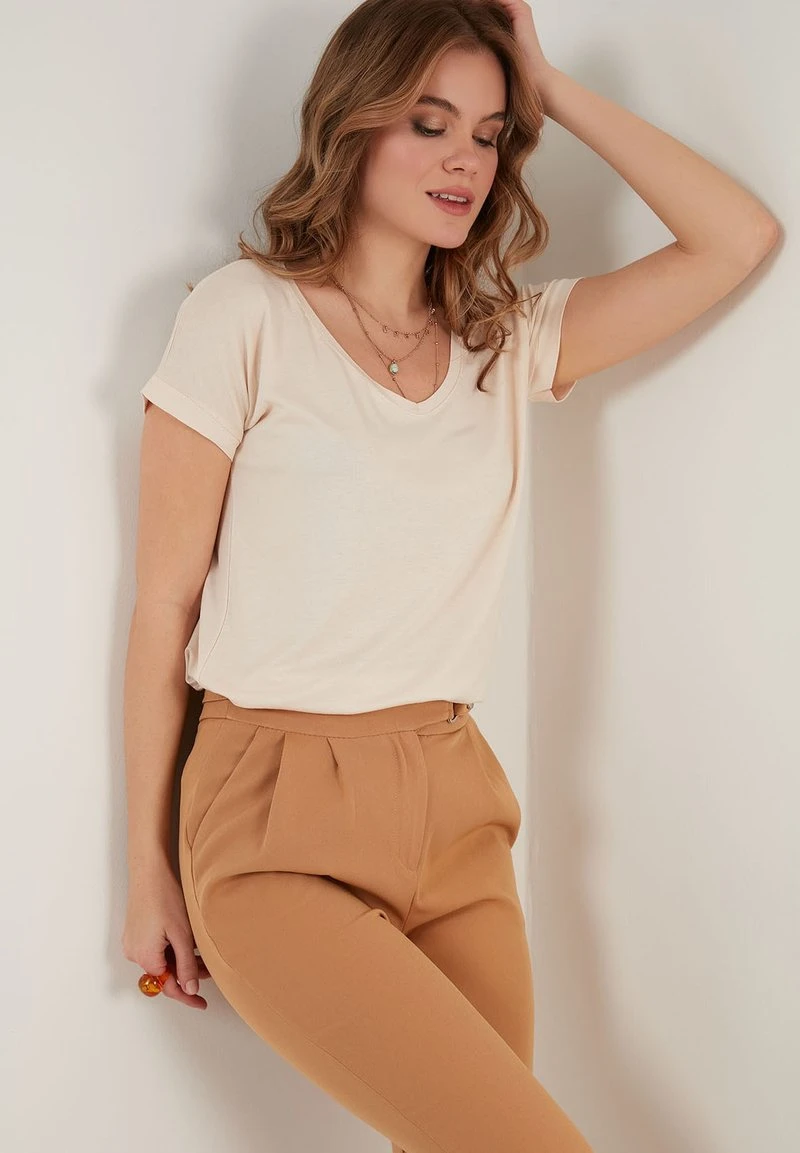 LELA Camiseta Básica - Stone Colored , Mujer 2 LELA Camiseta Básica - Stone Colored , Mujer - Imagen 2