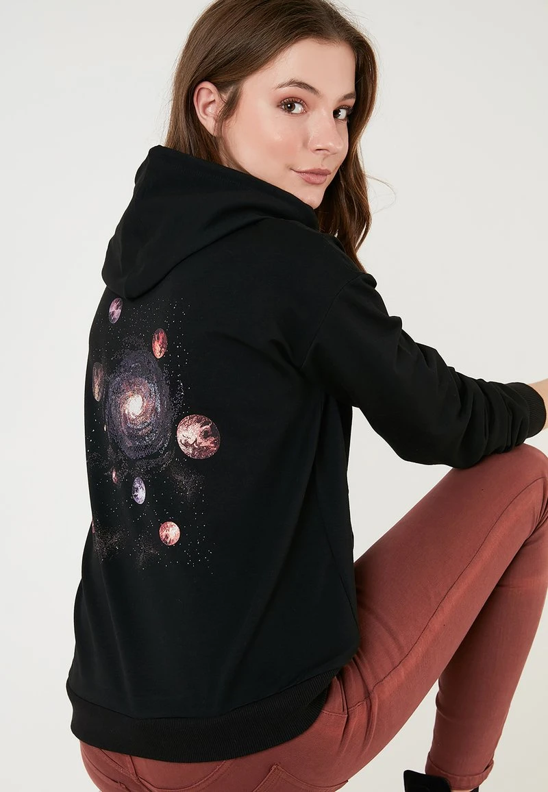 LELA BACK KANGAROO POCKET - Sudadera - Black , Mujer 1 LELA BACK KANGAROO POCKET - Sudadera - Black , Mujer