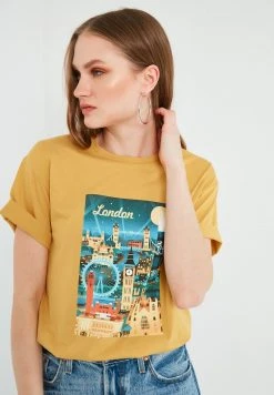LELA Camiseta Estampada - Mustard Color , Mujer -LELA Tienda 1d07e2cf90eb4ec5bc8b8efa46d318f9