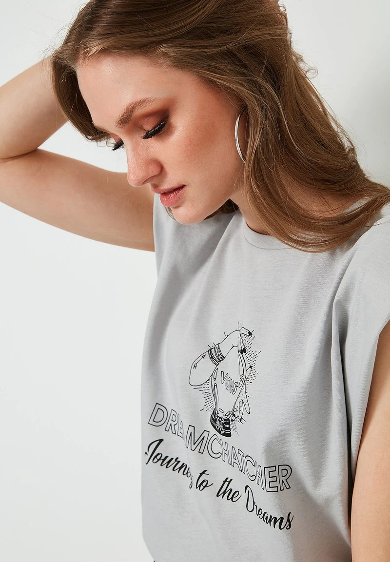 LELA CREW NECK WADDING SHOULDERS - Camiseta Estampada - Grey , Mujer 3 LELA CREW NECK WADDING SHOULDERS - Camiseta Estampada - Grey , Mujer - Imagen 3