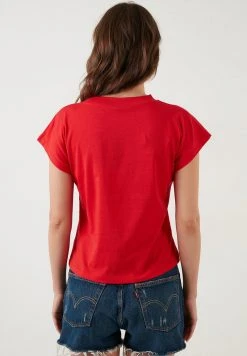 LELA CREW NECK - Camiseta Estampada - Red , Mujer -LELA Tienda 23d802c612e94657937e8887b869817c