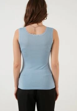LELA SQUARE NECK LACE DETAILED ATHLETE - Top - Baby Blue , Mujer -LELA Tienda 26dbe8f23d924ea4afd383ba0dee2cb0