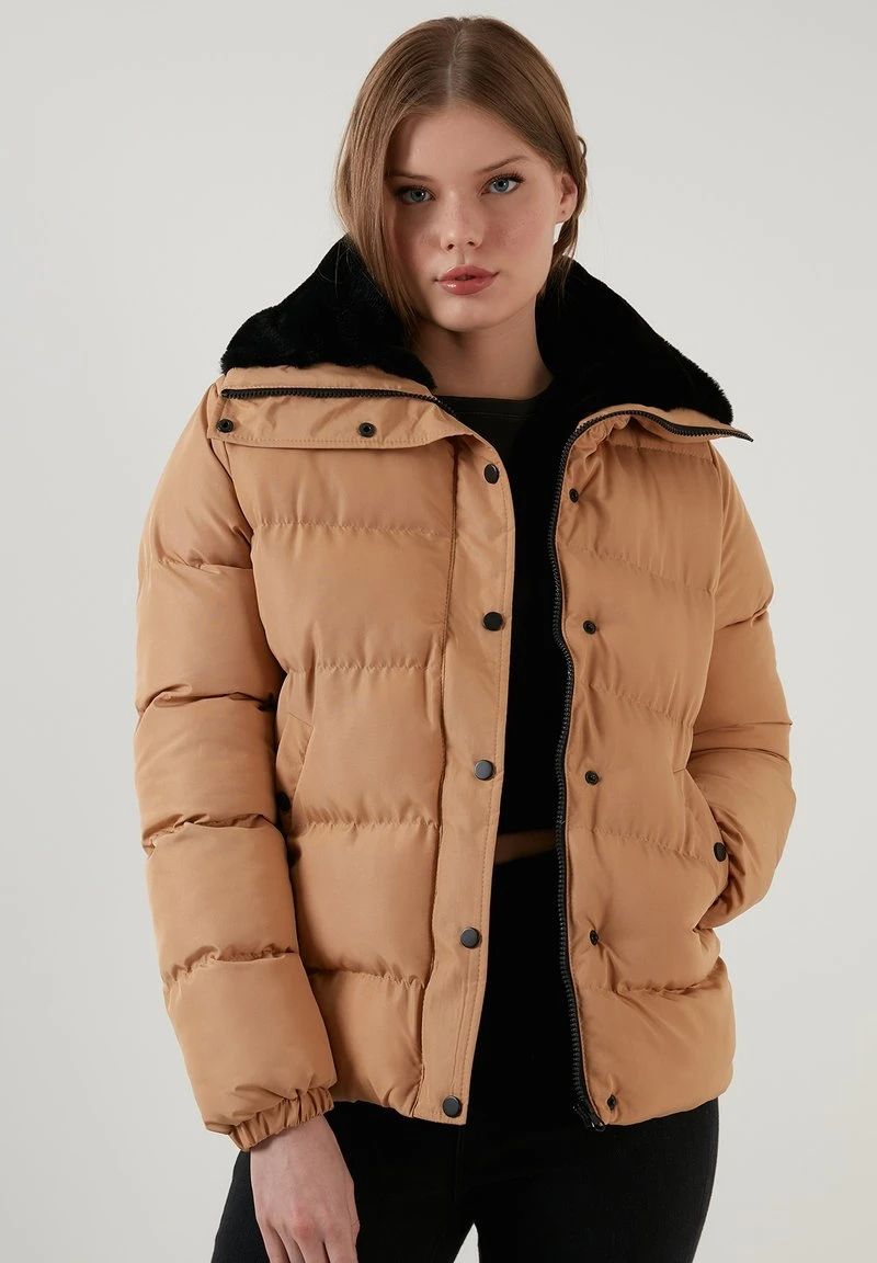 LELA HIGH COLLAR INFLATABLE - Chaqueta De Invierno - Camel , Mujer 6 LELA HIGH COLLAR INFLATABLE - Chaqueta De Invierno - Camel , Mujer - Imagen 6