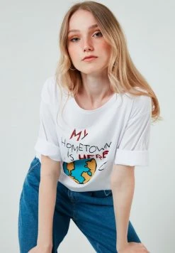 LELA Camiseta Estampada - White , Mujer -LELA Tienda 38a0a1685cd04be8a452baabc030a70e