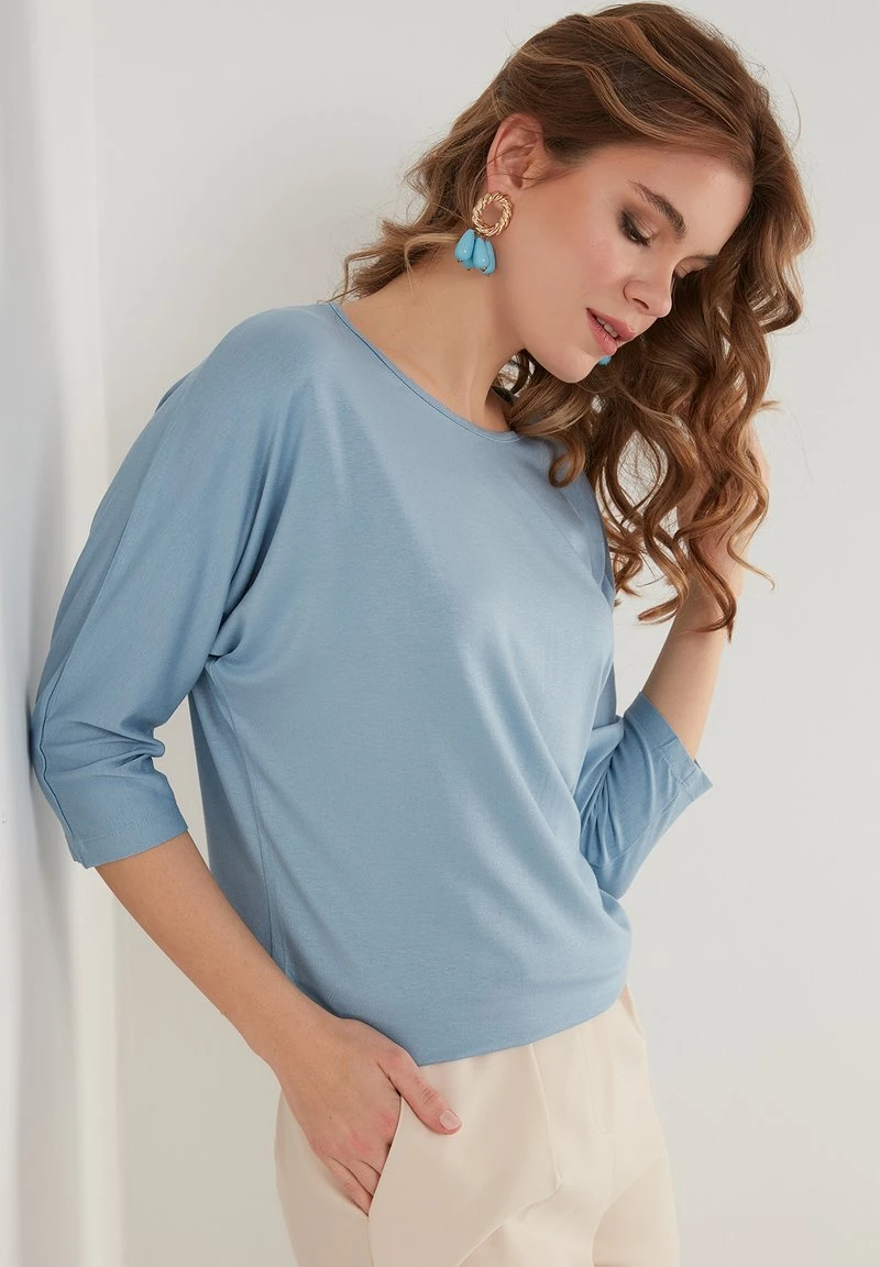 LELA Camiseta De Manga Larga - Baby Blue , Mujer 3 LELA Camiseta De Manga Larga - Baby Blue , Mujer - Imagen 3