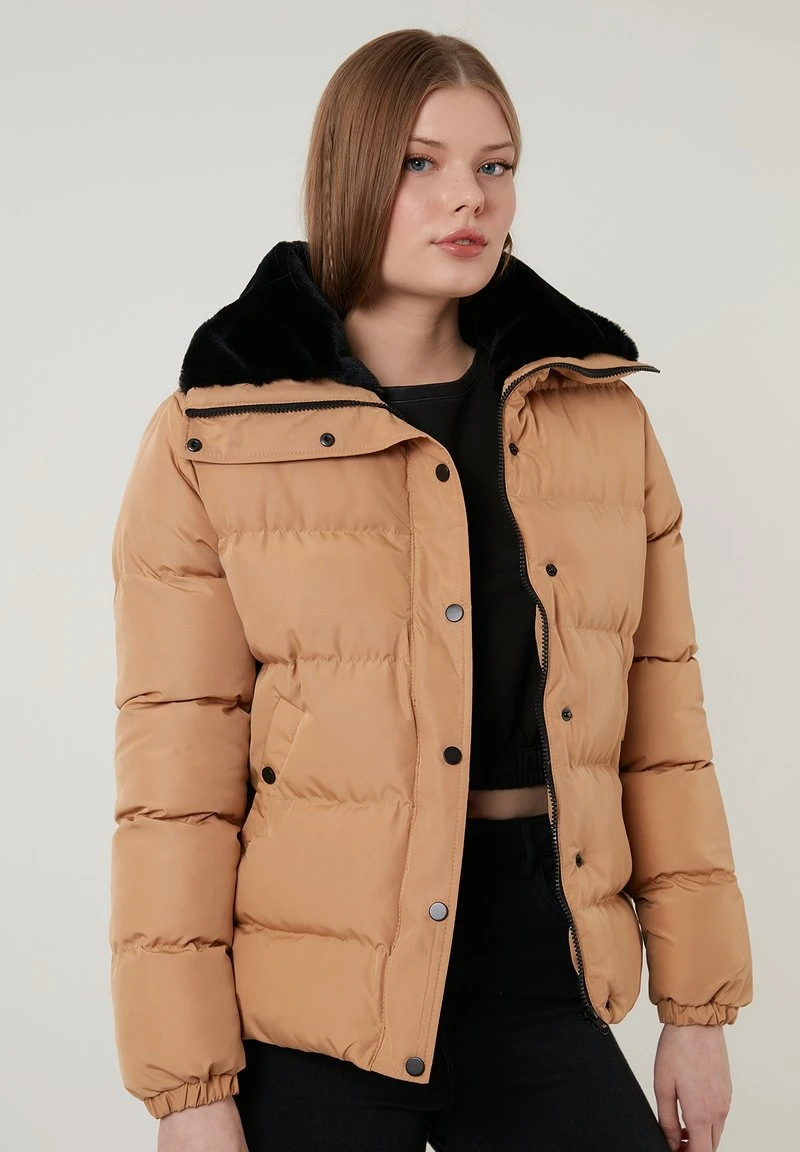 LELA HIGH COLLAR INFLATABLE - Chaqueta De Invierno - Camel , Mujer 7 LELA HIGH COLLAR INFLATABLE - Chaqueta De Invierno - Camel , Mujer - Imagen 7