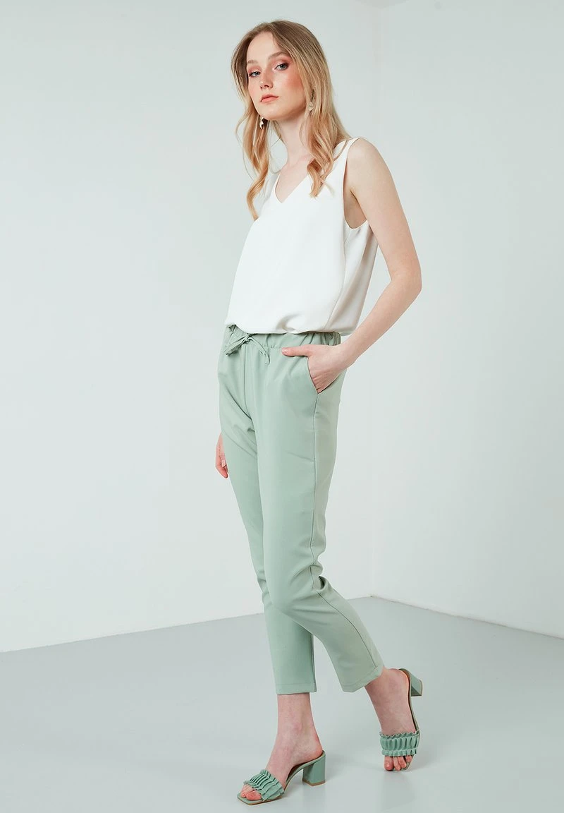 LELA HIGH WAISTED DRAWSTRING POCKET - Pantalones - Mint , Mujer 2 LELA HIGH WAISTED DRAWSTRING POCKET - Pantalones - Mint , Mujer - Imagen 2