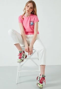 LELA REGULAR FIT - Camiseta Estampada - Pink , Mujer -LELA Tienda 43fb01223ece4d769f860c694511dc90