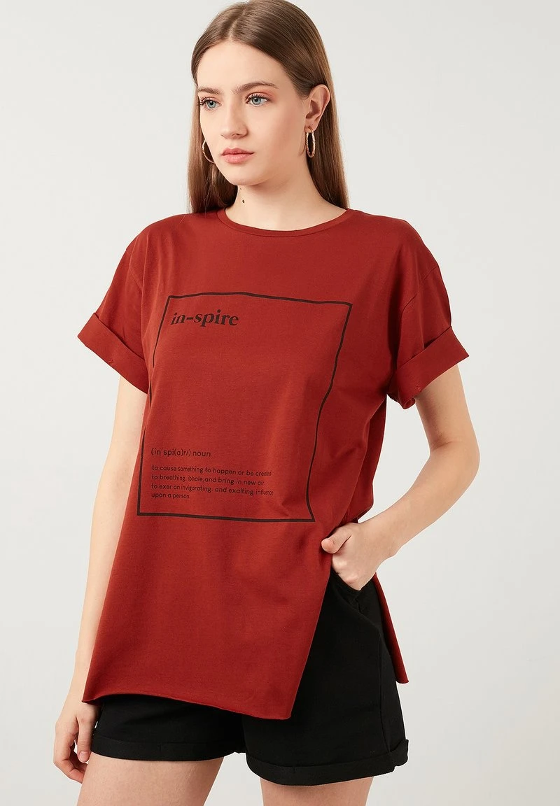 LELA OVERSIZED - Camiseta Estampada - Brick Red , Mujer 3 LELA OVERSIZED - Camiseta Estampada - Brick Red , Mujer - Imagen 3