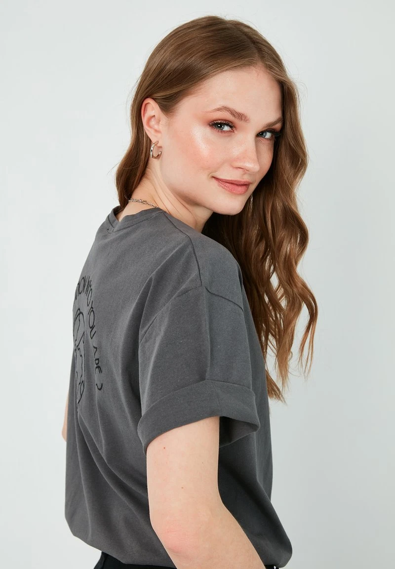 LELA Camiseta Estampada - Anthracite , Mujer 4 LELA Camiseta Estampada - Anthracite , Mujer - Imagen 4