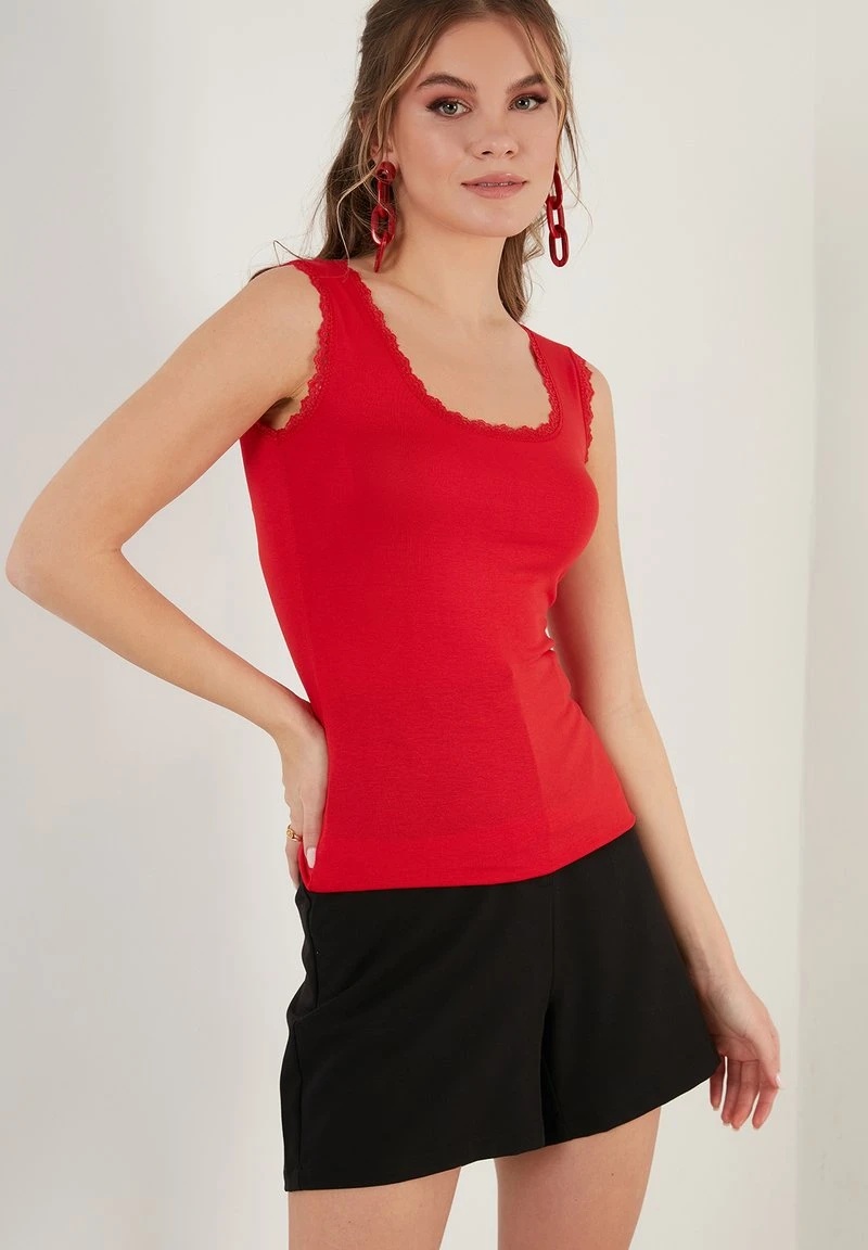LELA SQUARE NECK LACE DETAILED ATHLETE - Top - Red , Mujer 1 LELA SQUARE NECK LACE DETAILED ATHLETE - Top - Red , Mujer