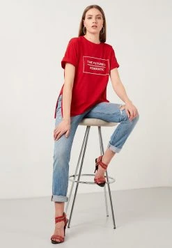 LELA OVERSIZED - Camiseta Estampada - Red , Mujer -LELA Tienda 56c1f43ca4c5491fb2a77ca2287e7f2a