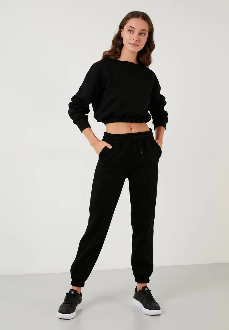 LELA Chándal - Black, Mujer 1 LELA Chándal - Black, Mujer