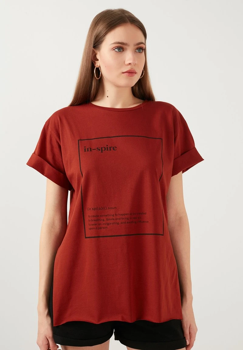 LELA OVERSIZED - Camiseta Estampada - Brick Red , Mujer 4 LELA OVERSIZED - Camiseta Estampada - Brick Red , Mujer - Imagen 4