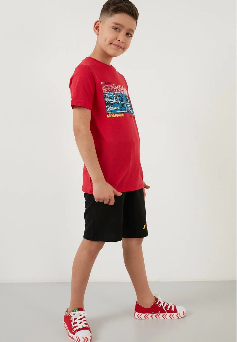 LELA REGULAR FIT SET - Shorts - Red , Niños 2 LELA REGULAR FIT SET - Shorts - Red , Niños - Imagen 2