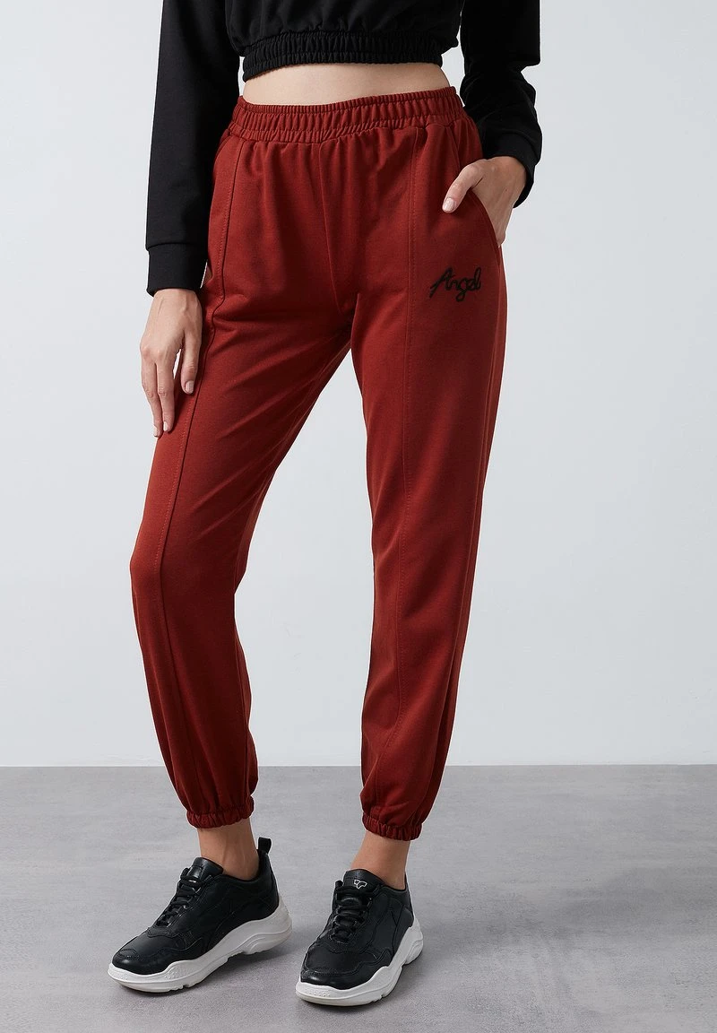 LELA Pantalones Deportivos - Brick Red , Mujer 2 LELA Pantalones Deportivos - Brick Red , Mujer - Imagen 2