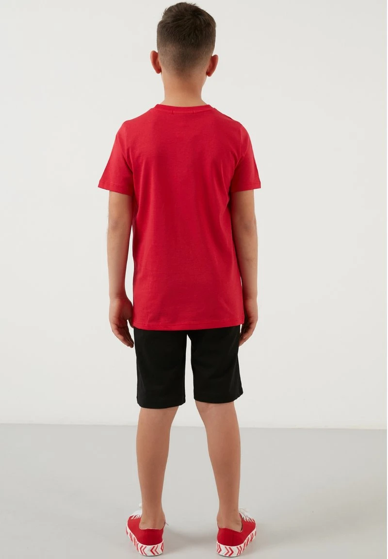LELA REGULAR FIT SET - Shorts - Red , Niños 3 LELA REGULAR FIT SET - Shorts - Red , Niños - Imagen 3