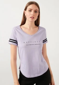 LELA Camiseta Estampada - Lilac , Mujer -LELA Tienda 6c4c4a966b52480b876e058034e23ce5