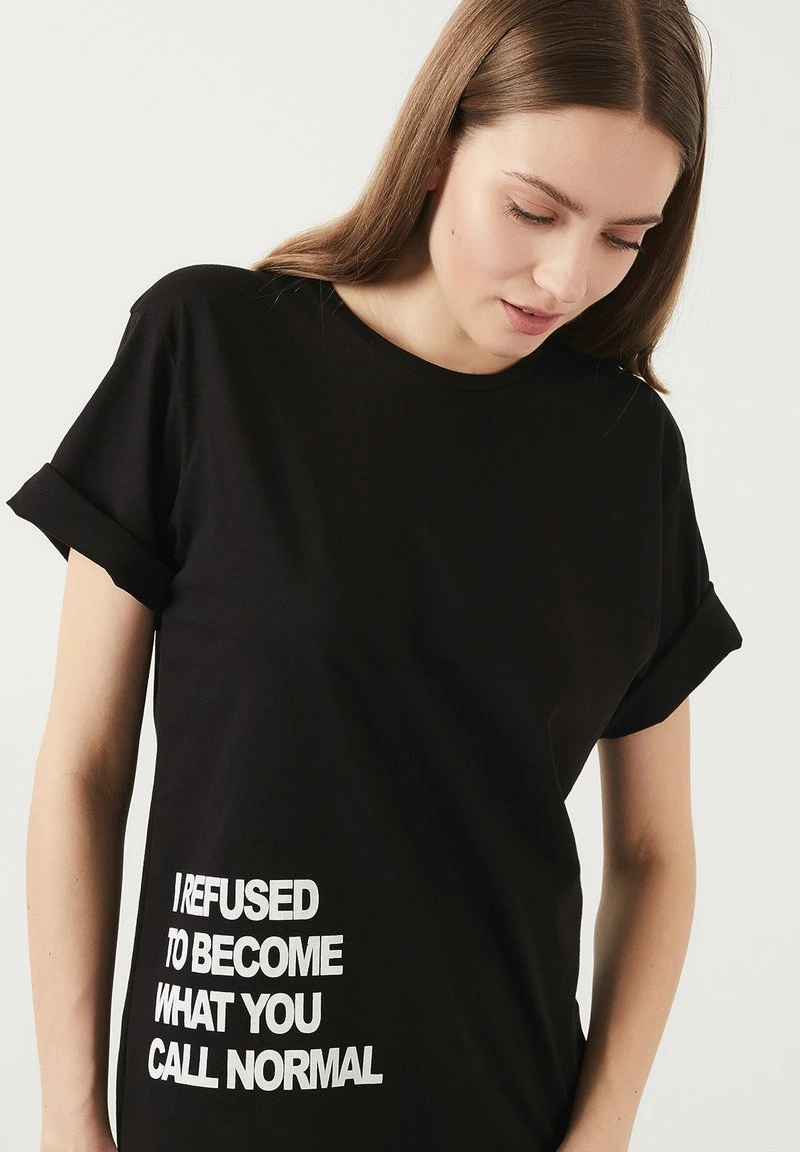 LELA Camiseta Estampada - Black , Mujer 4 LELA Camiseta Estampada - Black , Mujer - Imagen 4