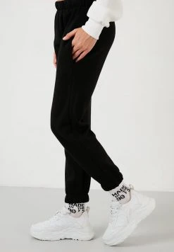 LELA Pantalones Deportivos - Black, Mujer -LELA Tienda 7097cec6b0bd4b28ae7ce03c4e2446a4
