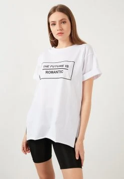 LELA OVERSIZED - Camiseta Estampada - White , Mujer -LELA Tienda 717aef2e61f34947a91e10c3bfbc4c51