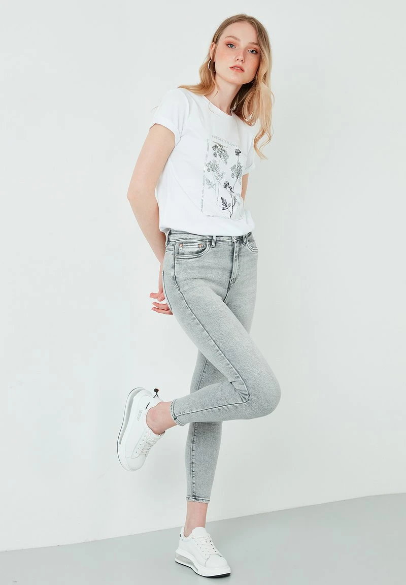 LELA Camiseta Estampada - White , Mujer 2 LELA Camiseta Estampada - White , Mujer - Imagen 2