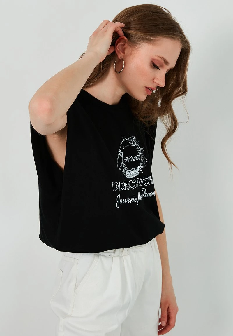 LELA CREW NECK WADDING SHOULDERS - Camiseta Estampada - Black, Mujer 3 LELA CREW NECK WADDING SHOULDERS - Camiseta Estampada - Black, Mujer - Imagen 3