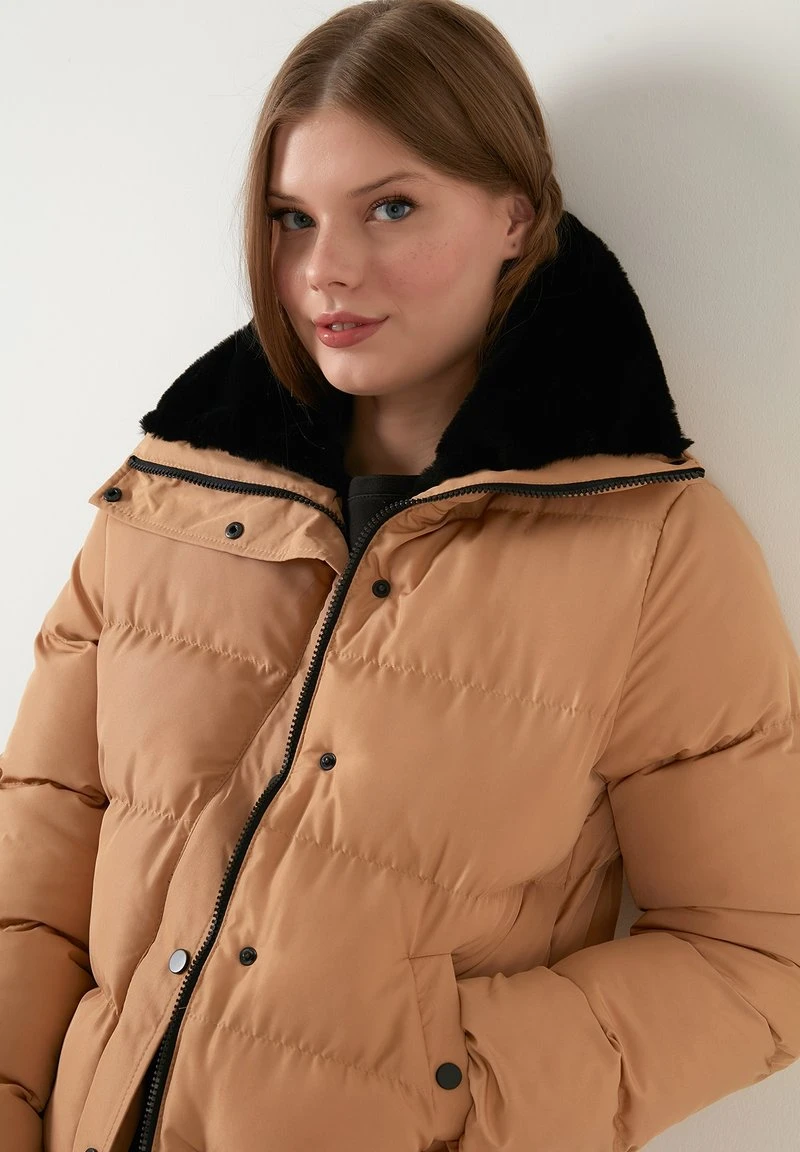 LELA HIGH COLLAR INFLATABLE - Chaqueta De Invierno - Camel , Mujer 4 LELA HIGH COLLAR INFLATABLE - Chaqueta De Invierno - Camel , Mujer - Imagen 4