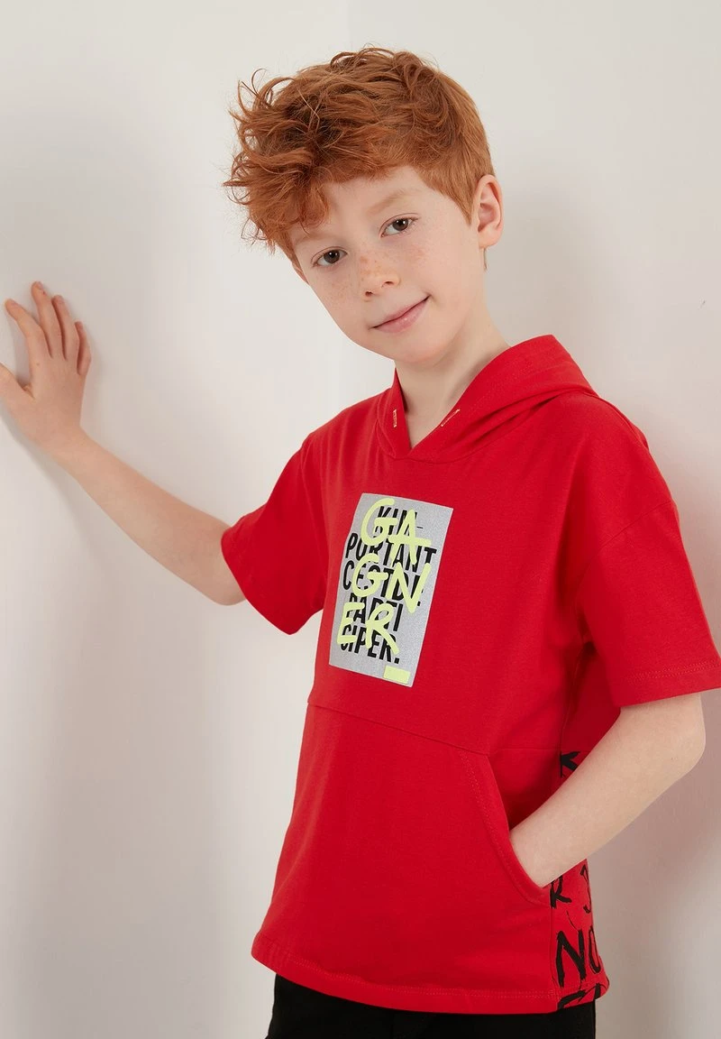 LELA REGULAR FIT T-SHIRT AND SHORTS - Shorts - Red , Niños 3 LELA REGULAR FIT T-SHIRT AND SHORTS - Shorts - Red , Niños - Imagen 3