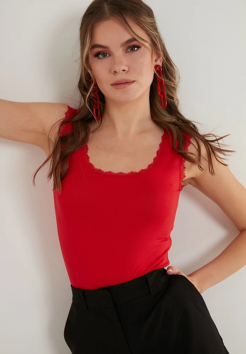 LELA SQUARE NECK LACE DETAILED ATHLETE - Top - Red , Mujer 5 LELA SQUARE NECK LACE DETAILED ATHLETE - Top - Red , Mujer - Imagen 5