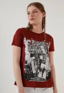 LELA Camiseta Estampada - Brick Red , Mujer 7 LELA Camiseta Estampada - Brick Red , Mujer -LELA Tienda 811d7e899a1646da9c4197c05d05353d