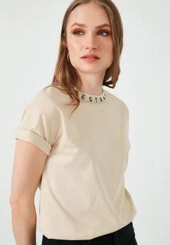 LELA Camiseta Estampada - Stone Colored , Mujer