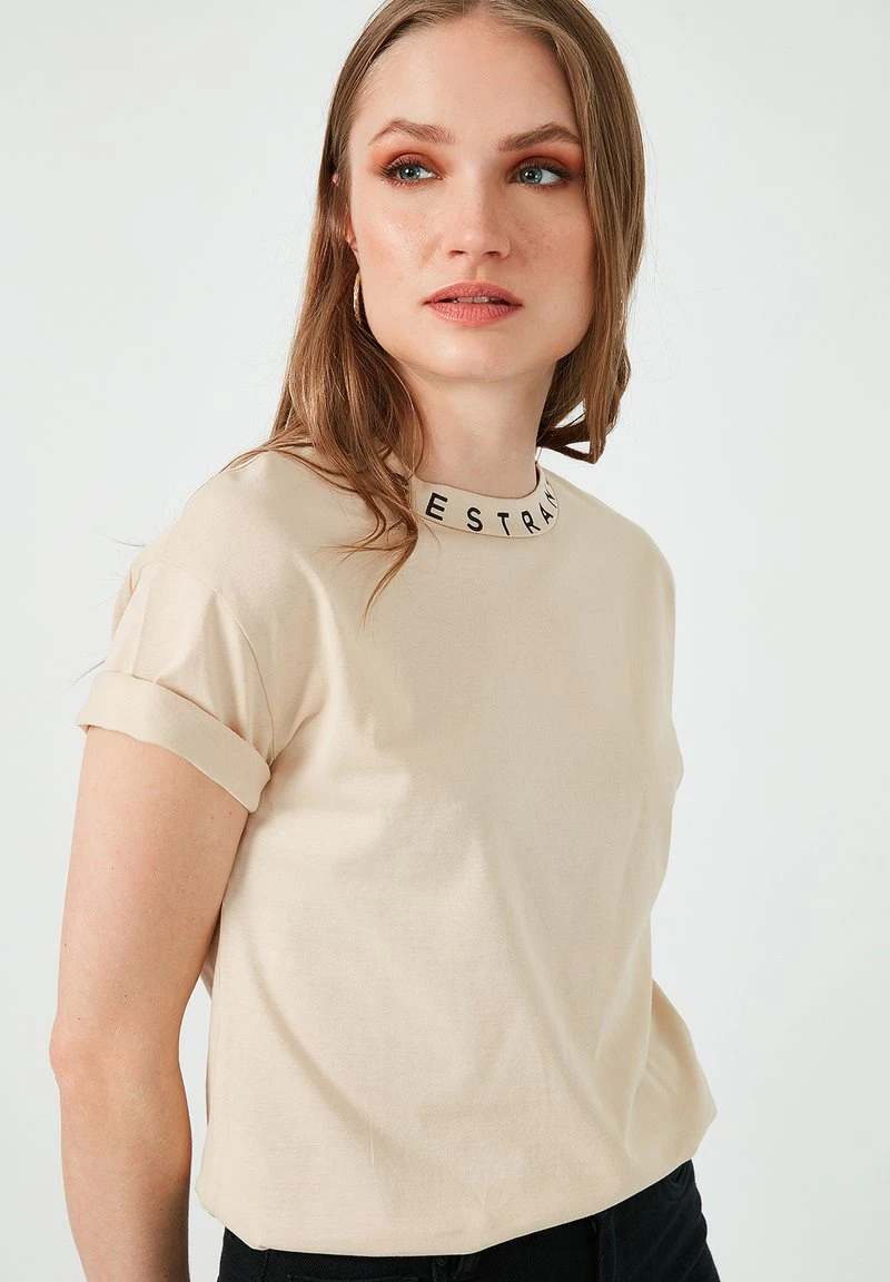 LELA Camiseta Estampada - Stone Colored , Mujer 1 LELA Camiseta Estampada - Stone Colored , Mujer