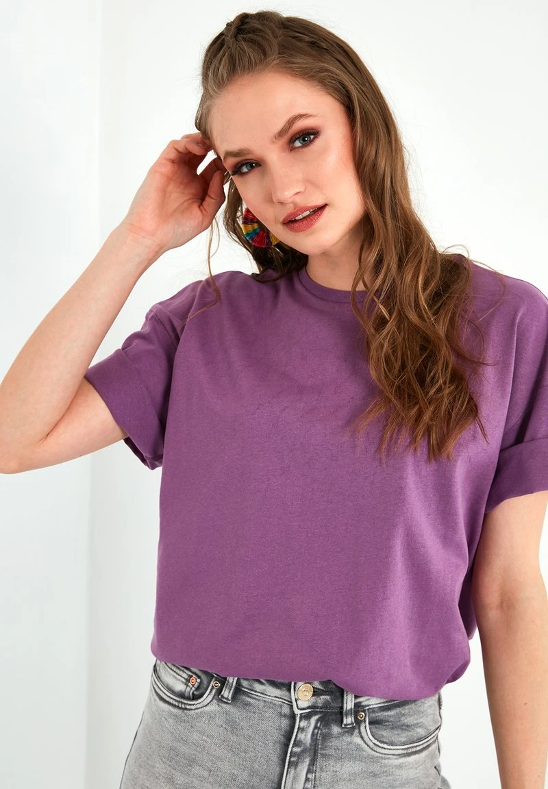 LELA Camiseta Estampada - Purple , Mujer 3 LELA Camiseta Estampada - Purple , Mujer - Imagen 3
