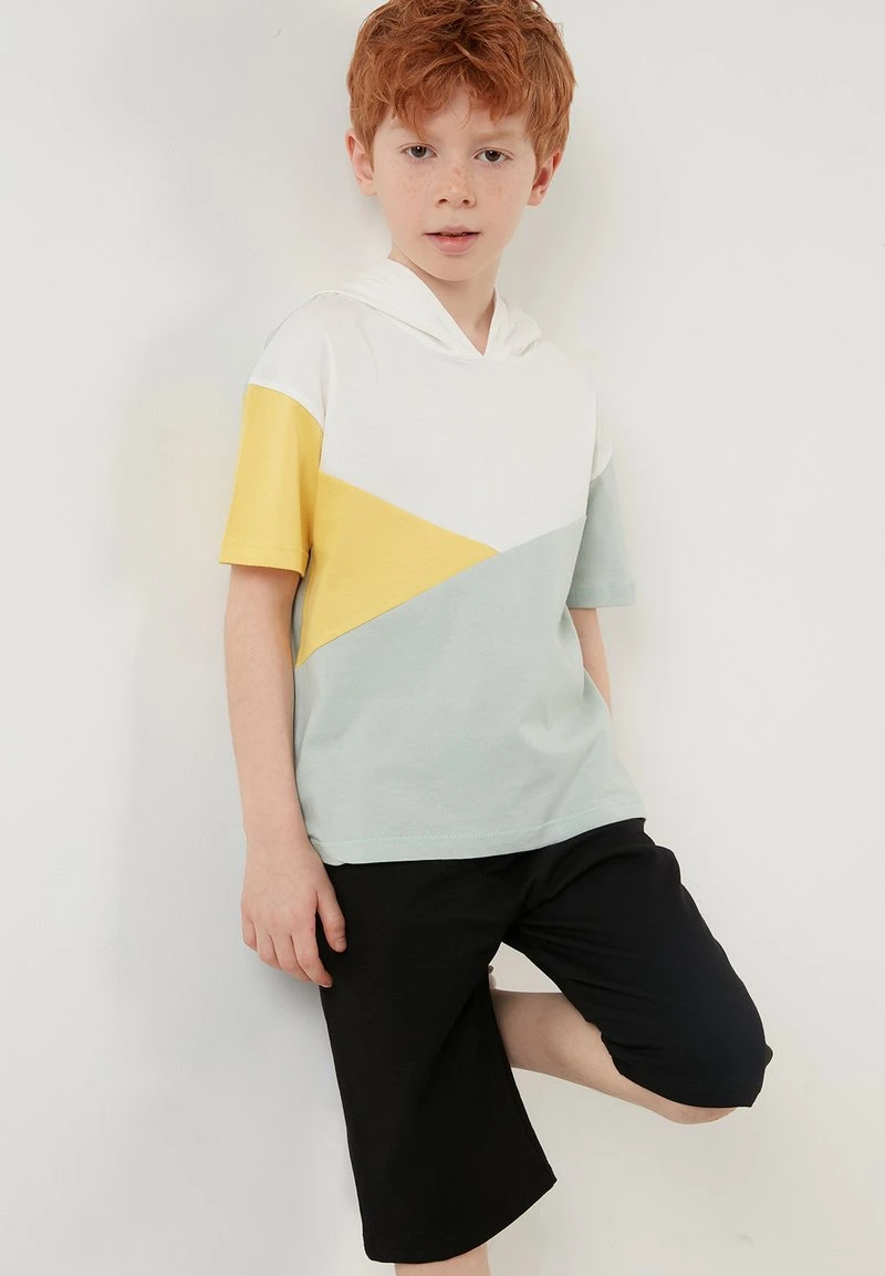 LELA REGULAR FIT T-SHIRT AND SHORTS - Shorts - Green, Niños 1 LELA REGULAR FIT T-SHIRT AND SHORTS - Shorts - Green, Niños