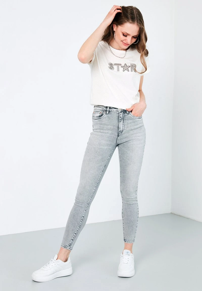 LELA Camiseta Estampada - Ecru , Mujer 4 LELA Camiseta Estampada - Ecru , Mujer - Imagen 4