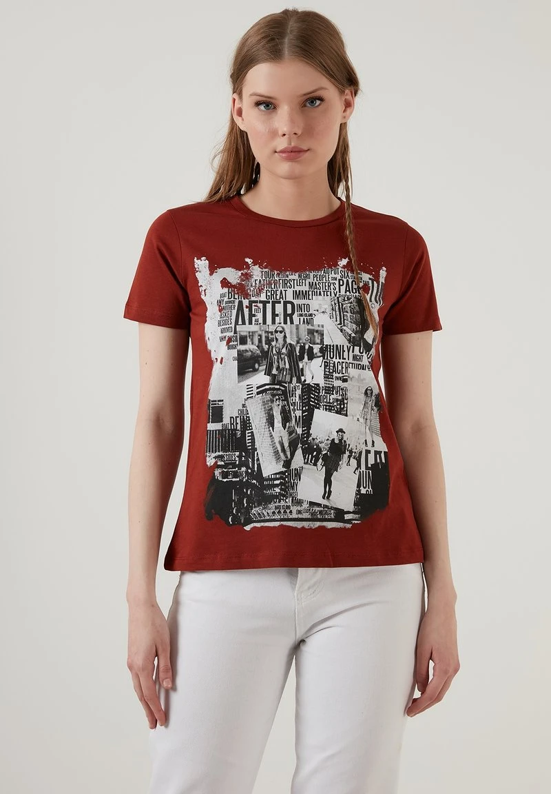 LELA Camiseta Estampada - Brick Red , Mujer 1 LELA Camiseta Estampada - Brick Red , Mujer