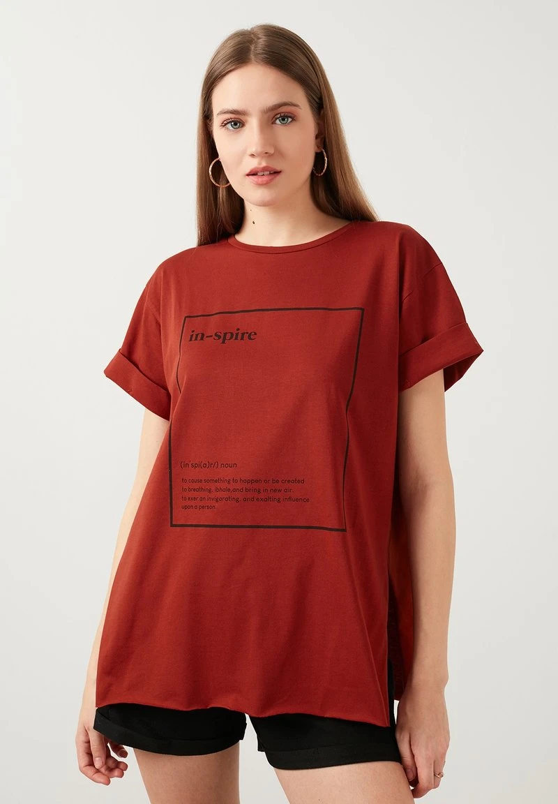 LELA OVERSIZED - Camiseta Estampada - Brick Red , Mujer 1 LELA OVERSIZED - Camiseta Estampada - Brick Red , Mujer