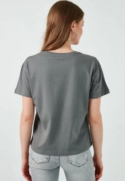 LELA Camiseta Estampada - Grey , Mujer -LELA Tienda 93756a7ea47143888c5d6837d993d135