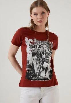 LELA Camiseta Estampada - Brick Red , Mujer 9 LELA Camiseta Estampada - Brick Red , Mujer -LELA Tienda 9523a661924e41dabc2aedcc941d6767