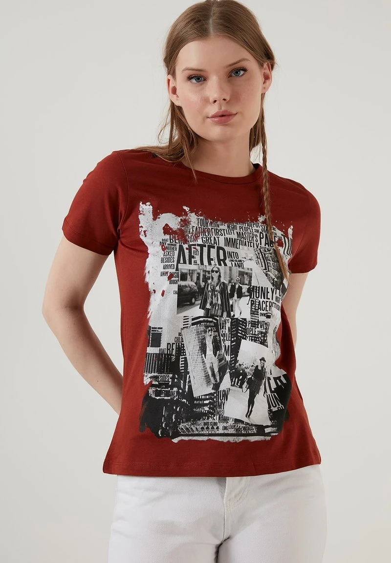 LELA Camiseta Estampada - Brick Red , Mujer 5 LELA Camiseta Estampada - Brick Red , Mujer - Imagen 5