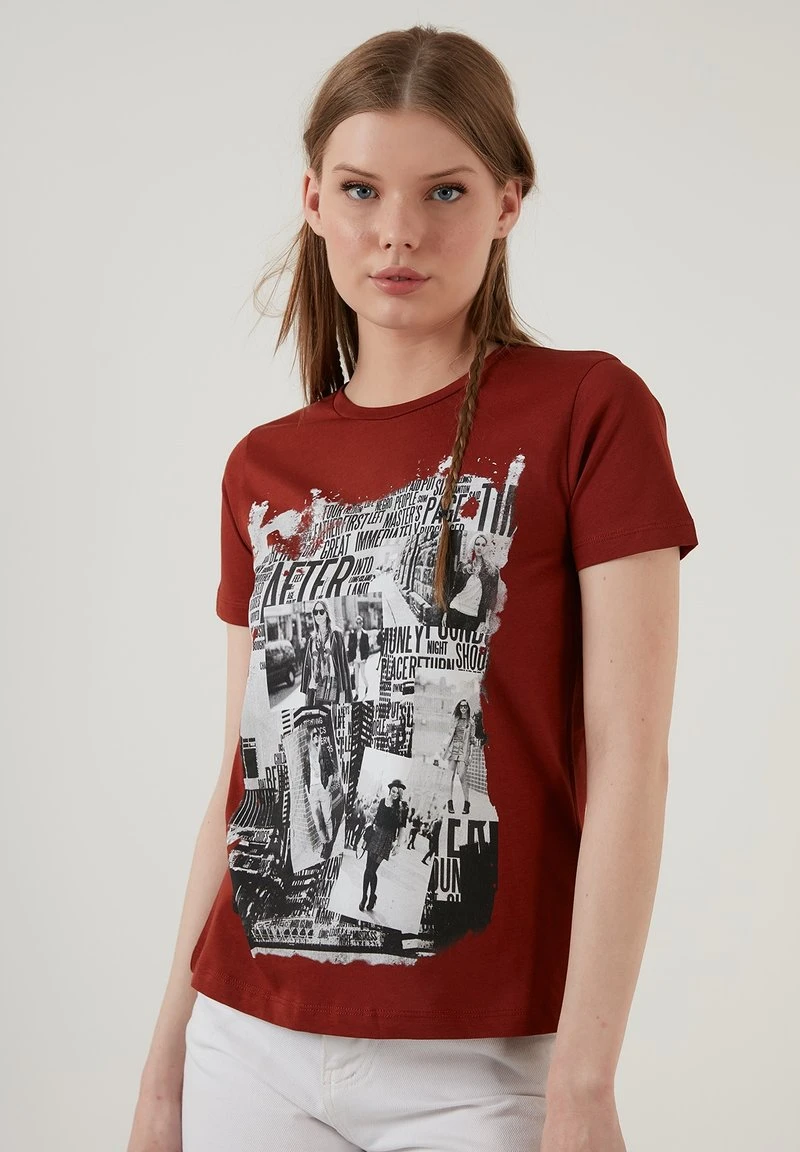 LELA Camiseta Estampada - Brick Red , Mujer 4 LELA Camiseta Estampada - Brick Red , Mujer - Imagen 4
