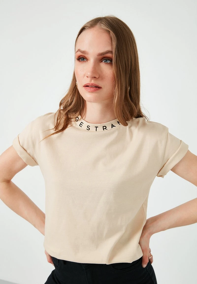 LELA Camiseta Estampada - Stone Colored , Mujer 3 LELA Camiseta Estampada - Stone Colored , Mujer - Imagen 3