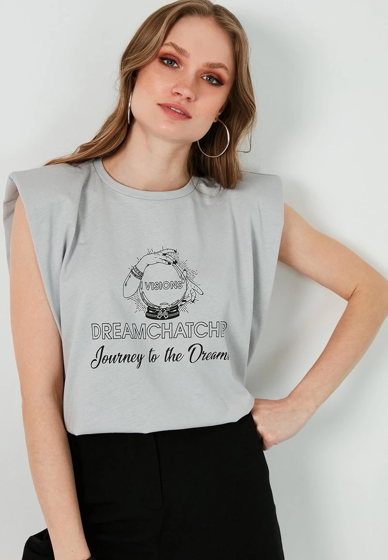 LELA CREW NECK WADDING SHOULDERS - Camiseta Estampada - Grey , Mujer 1 LELA CREW NECK WADDING SHOULDERS - Camiseta Estampada - Grey , Mujer